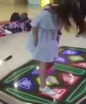 這下尷尬了...2少女挑戰「跳舞機」,一張腿「2根長條物」摔出裙子....!網虧:「應該很濕」