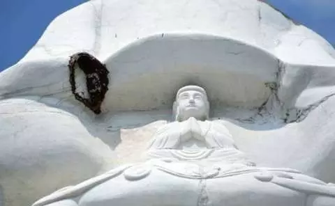觀音菩薩頭頂出現「神秘黑色東西」!工作人員爬上去一看,嚇得一身冷汗狂念阿彌陀佛!