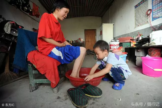 媽媽身體癱瘓,6歲男童「守家侍母」,悉心照顧重病的媽媽