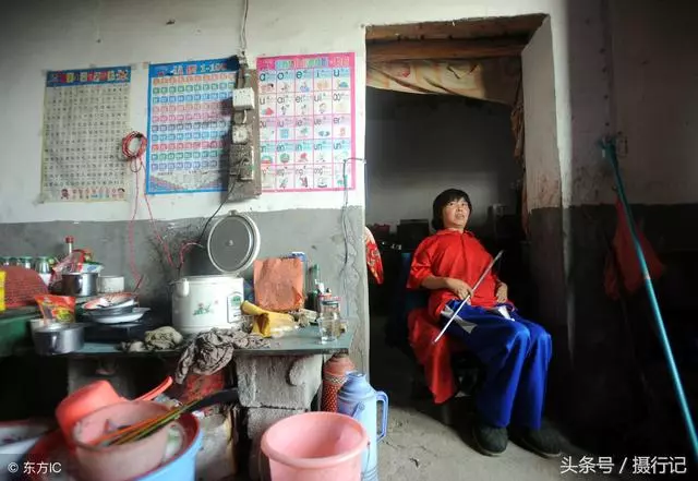 媽媽身體癱瘓,6歲男童「守家侍母」,悉心照顧重病的媽媽