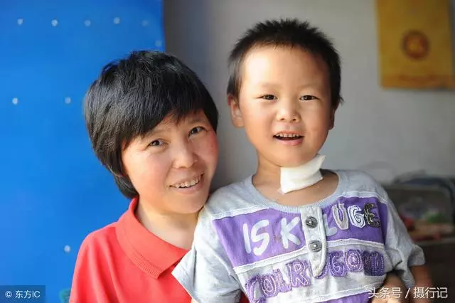 媽媽身體癱瘓,6歲男童「守家侍母」,悉心照顧重病的媽媽