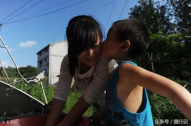 媽媽身體癱瘓,6歲男童「守家侍母」,悉心照顧重病的媽媽
