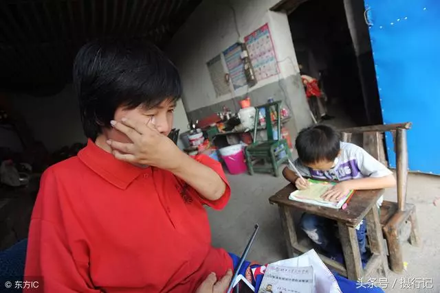 媽媽身體癱瘓,6歲男童「守家侍母」,悉心照顧重病的媽媽