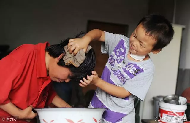 媽媽身體癱瘓,6歲男童「守家侍母」,悉心照顧重病的媽媽