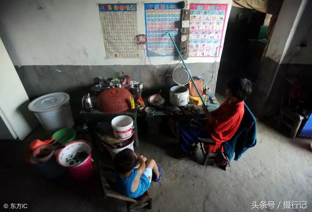媽媽身體癱瘓,6歲男童「守家侍母」,悉心照顧重病的媽媽