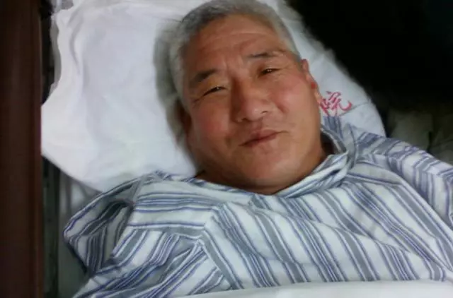 父親生病前妻來探望,病房外聽到父親和護士對話,讓我左右為難!