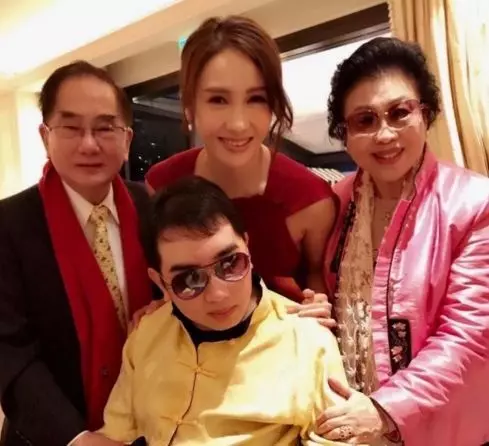 48歲李嘉欣和47歲黎姿近照,年齡相差一歲,對比滿屏尷尬!
