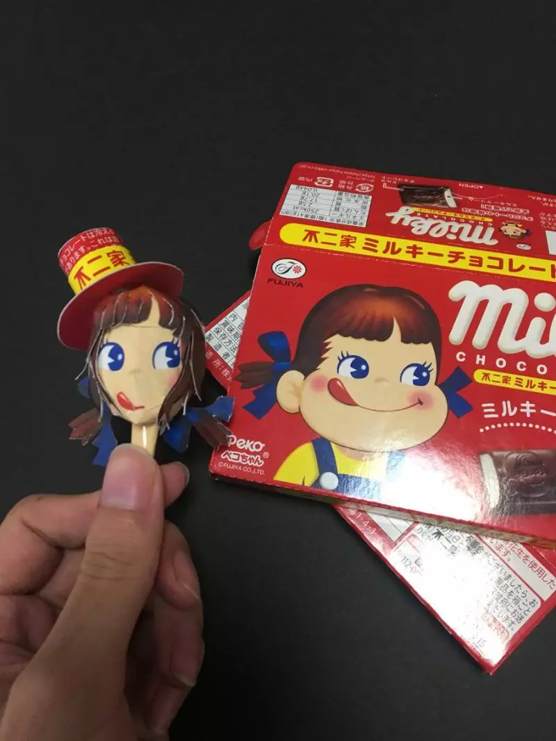 他吃完零食靈機一動「小熊餅乾盒→超萌小鼓手」!品客叔叔「巧手一變成韓系美男團」萬人讚翻