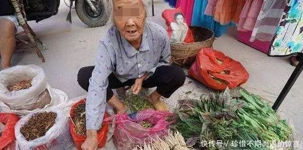女孩關照賣菜阿嬤的生意,每次都多給零錢,直到阿嬤坐上豪車,女孩笑了!