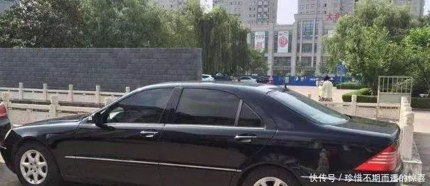 女孩關照賣菜阿嬤的生意,每次都多給零錢,直到阿嬤坐上豪車,女孩笑了!