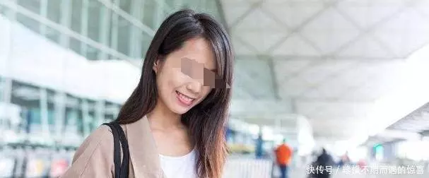 女孩關照賣菜阿嬤的生意,每次都多給零錢,直到阿嬤坐上豪車,女孩笑了!