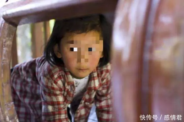 母親跟女兒借1000要求寫借條卻「多加兩個0」!母親走後分家產女兒當場愣住