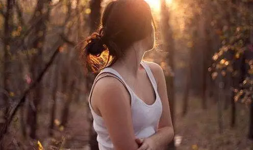 我帶女友見我媽,她在餐桌上做個動作,我媽立馬掏80萬催我結婚!!