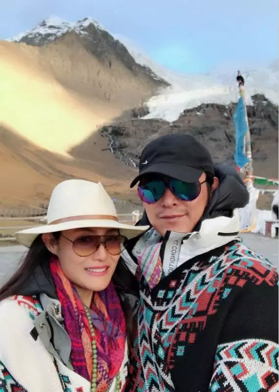 馬德鍾與50歲妻子近照,妻子如今竟變得這麼美,魔鬼身材,長發飄逸,網友:難怪馬德鍾會娶她