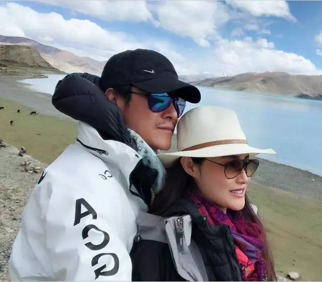 馬德鍾與50歲妻子近照,妻子如今竟變得這麼美,魔鬼身材,長發飄逸,網友:難怪馬德鍾會娶她