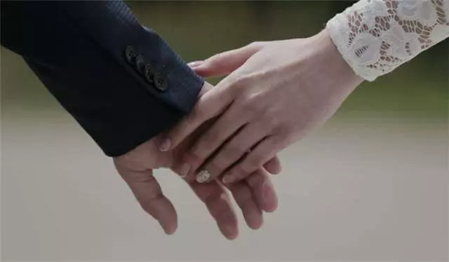 兒媳被氣走後又回來照顧婆婆 臨終前婆婆一直指房頂 兒媳爬上去看 懵了