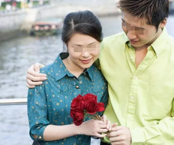 兒媳生對雙胞胎女兒,婆婆說忙不來照顧,回娘家父親說一話她淚目