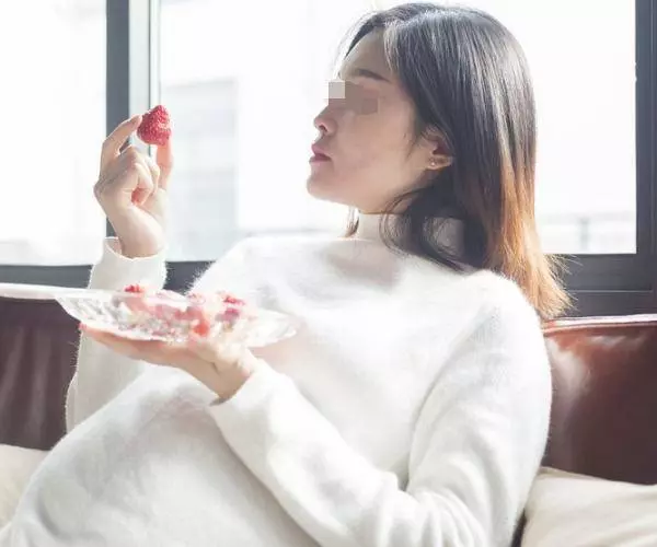 兒媳生對雙胞胎女兒,婆婆說忙不來照顧,回娘家父親說一話她淚目