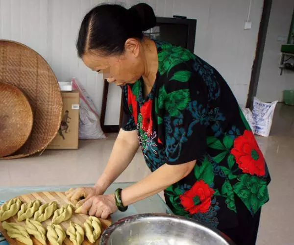 兒媳生對雙胞胎女兒,婆婆說忙不來照顧,回娘家父親說一話她淚目