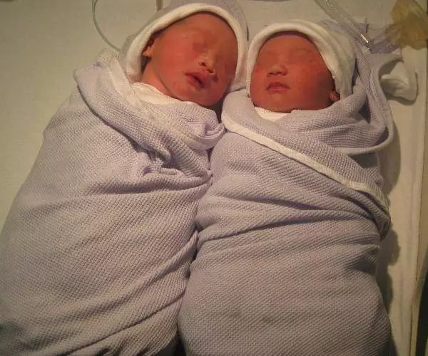 兒媳生對雙胞胎女兒,婆婆說忙不來照顧,回娘家父親說一話她淚目
