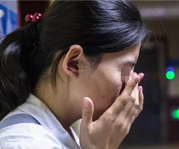 兒媳生對雙胞胎女兒,婆婆說忙不來照顧,回娘家父親說一話她淚目