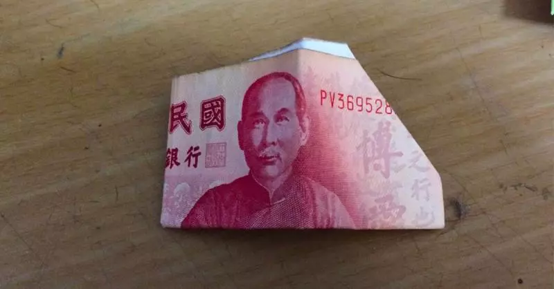 半夜男友載我回家的路上,忽然看到「長這樣的100元」!他伸手想撿,我馬上感覺到背後不太對勁……