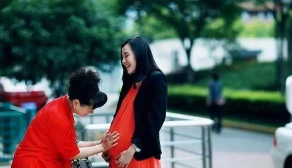生了龍鳳胎,婆婆從不讓我給兒子換尿布,偷偷解開兒子尿布我哭了
