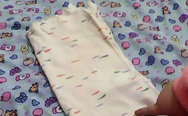 生了龍鳳胎,婆婆從不讓我給兒子換尿布,偷偷解開兒子尿布我哭了