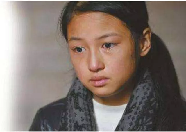 同父異母弟弟結婚我給6萬,我兒子滿月酒他送衣服,回家打開我忍不住哭了