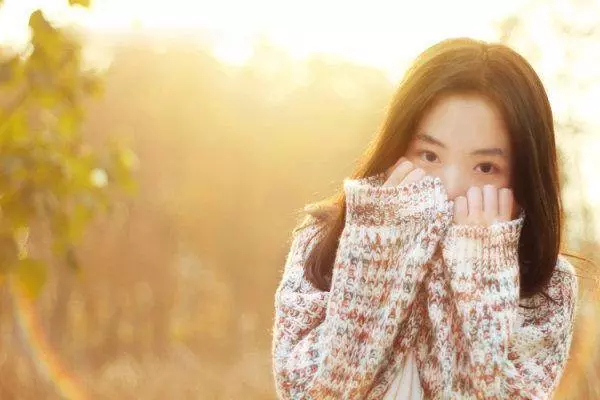 同父異母弟弟結婚我給6萬,我兒子滿月酒他送衣服,回家打開我忍不住哭了