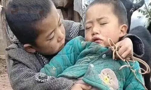 9歲男孩幾天不上學,老師去家裡發現,他已是一個孩子的「爸爸」