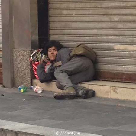 他希望「乞丐父親」婚禮當天別來丟臉,沒想到父親竟開了十輛名車出現讓他後悔!
