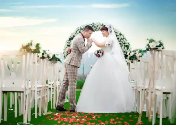 他希望「乞丐父親」婚禮當天別來丟臉,沒想到父親竟開了十輛名車出現讓他後悔!