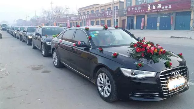 他希望「乞丐父親」婚禮當天別來丟臉,沒想到父親竟開了十輛名車出現讓他後悔!