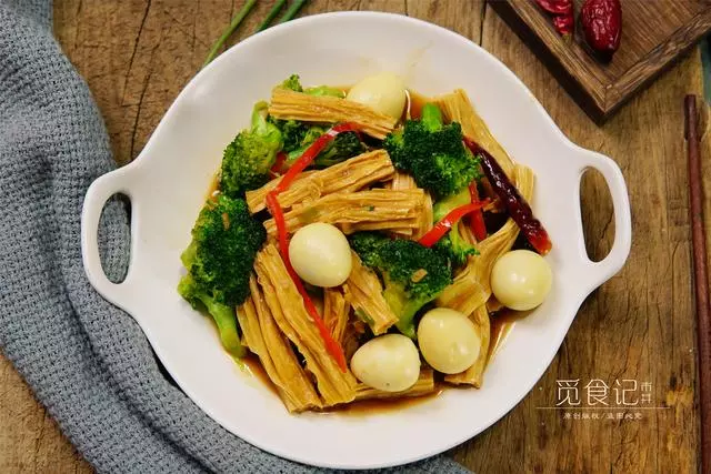 這菜，冬天女人要常吃，葉酸豐富，吃出水靈的皮膚！