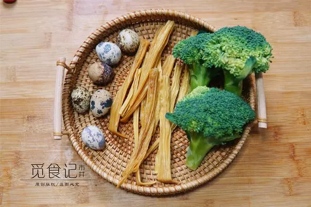 這菜，冬天女人要常吃，葉酸豐富，吃出水靈的皮膚！