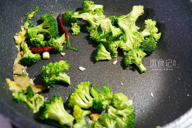這菜，冬天女人要常吃，葉酸豐富，吃出水靈的皮膚！