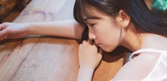 老婆嫌我窮拋下孩子跟別人跑了,三年後她帶著錢回來求我復合