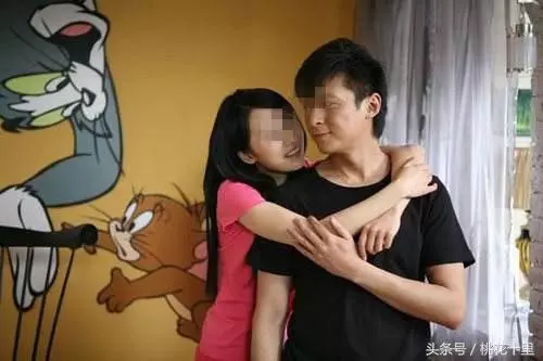 我懷孕後,婆婆總往老公臥室跑,無意從門縫看了一眼,我差點氣暈
