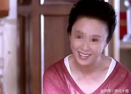 我懷孕後,婆婆總往老公臥室跑,無意從門縫看了一眼,我差點氣暈