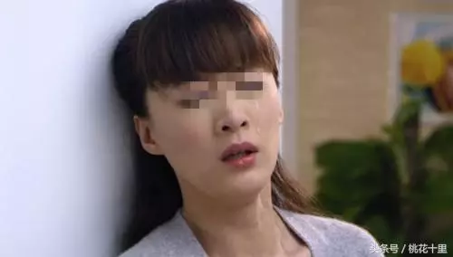我懷孕後,婆婆總往老公臥室跑,無意從門縫看了一眼,我差點氣暈