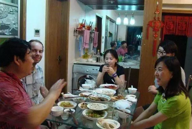驚呆了!法國岳母來看望貧窮的中國女婿,到了之後不敢相信:這裡是哪裡?