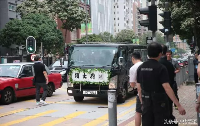 又一名人逝世!震驚港臺娛樂圈!劉德華帶傷攜妻含淚參加,洪金寶拄拐出席!