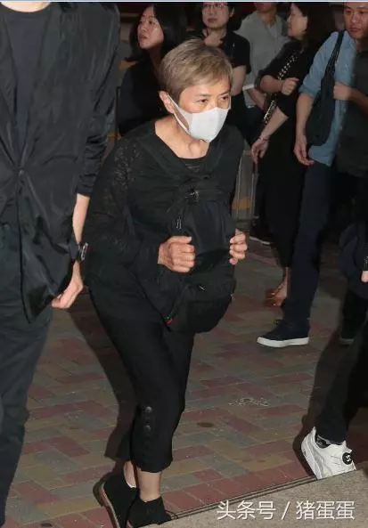 又一名人逝世!震驚港臺娛樂圈!劉德華帶傷攜妻含淚參加,洪金寶拄拐出席!