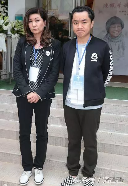 又一名人逝世!震驚港臺娛樂圈!劉德華帶傷攜妻含淚參加,洪金寶拄拐出席!