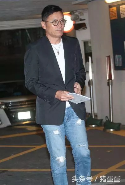 又一名人逝世!震驚港臺娛樂圈!劉德華帶傷攜妻含淚參加,洪金寶拄拐出席!