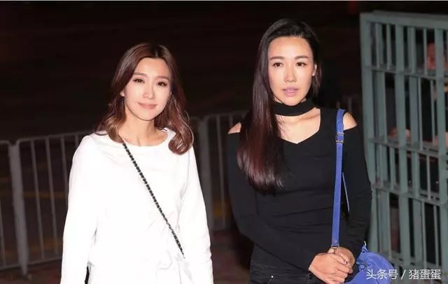 又一名人逝世!震驚港臺娛樂圈!劉德華帶傷攜妻含淚參加,洪金寶拄拐出席!