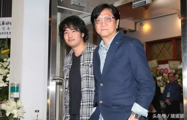 又一名人逝世!震驚港臺娛樂圈!劉德華帶傷攜妻含淚參加,洪金寶拄拐出席!