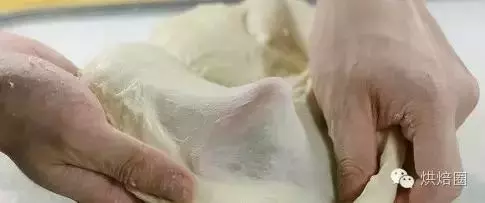 手工揉面快速出膜又不累的方法!關鍵在這幾個揉面技巧上……