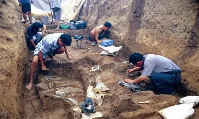 工人炸出一座古墓,出土疑似「血棺」,專家見後大呼危險,快撤!